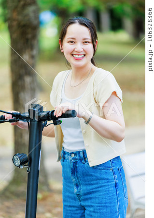 電動キックボードに乗る女子大生 106328366
