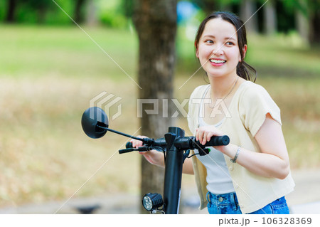 電動キックボードに乗る女子大生 電動キックボードに乗る女子大生 106328369