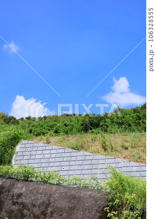 擁壁と青い空 106328555