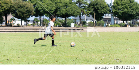 サッカーの練習をする小学生の男の子 106332318