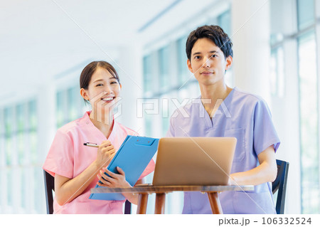 病院で働く男女医療従事者 106332524