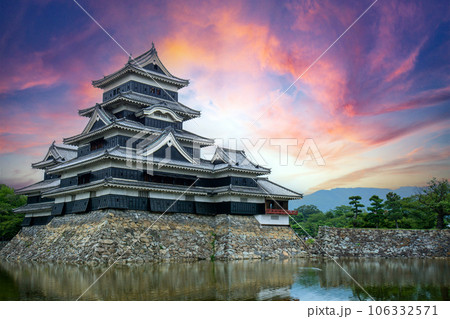 夕焼けに染まる松本城 106332571
