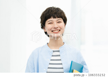 ファイルを持つ女子大学生のポートレート 106333232