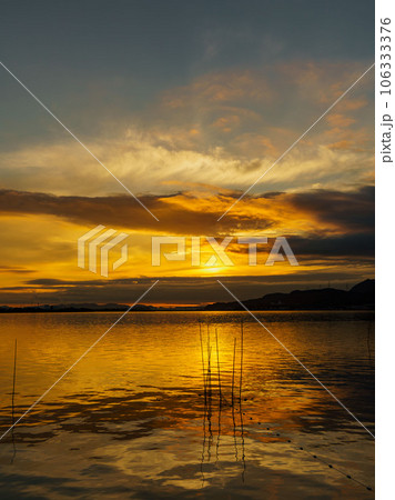 湖畔の深閑とした夜明け 湖畔の深閑とした夜明け 106333376