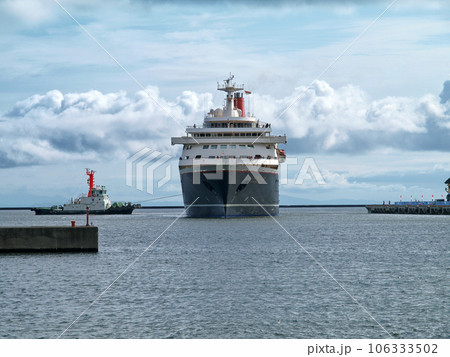にっぽん丸／小樽港第3号ふ頭に接岸する様子 106333502