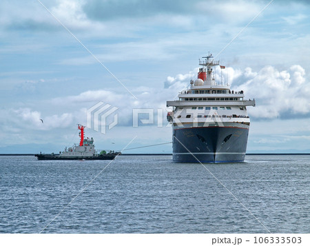 にっぽん丸/小樽港第3号ふ頭に接岸する様子 にっぽん丸/小樽港第3号ふ頭に接岸する様子 106333503