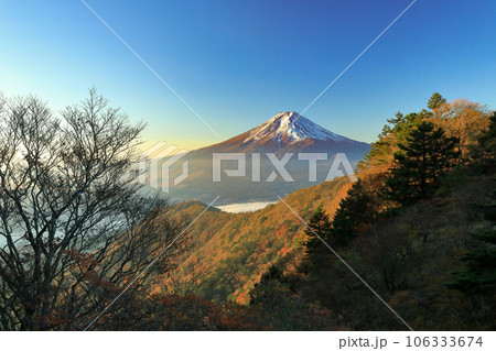 紅葉の三つ峠からの富士山眺望　山梨県河口湖町 106333674