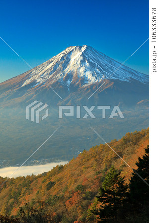 紅葉の三つ峠からの富士山眺望 山梨県河口湖町 紅葉の三つ峠からの富士山眺望 山梨県河口湖町 106333678