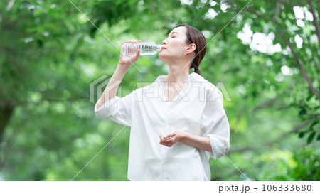 水を飲む女性 106333680