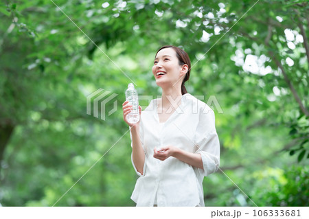 水を飲む女性 水を飲む女性 106333681