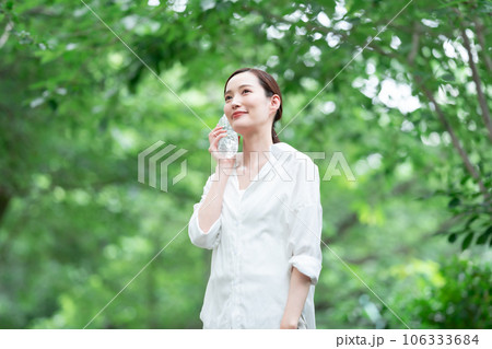水を飲む女性 水を飲む女性 106333684