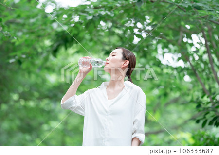 水を飲む女性 106333687