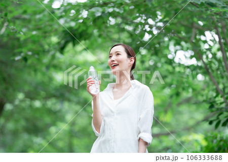 水を飲む女性 水を飲む女性 106333688