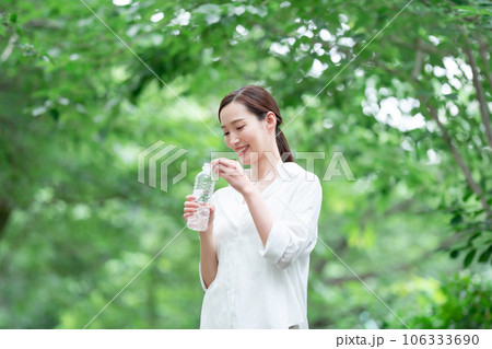 水を飲む女性 水を飲む女性 106333690