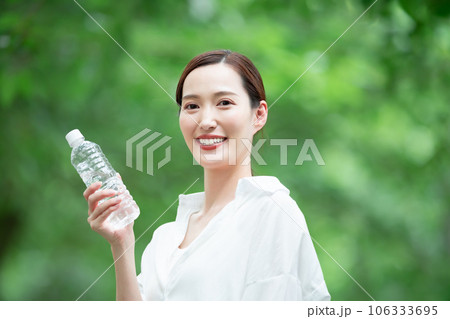 水を飲む女性 106333695
