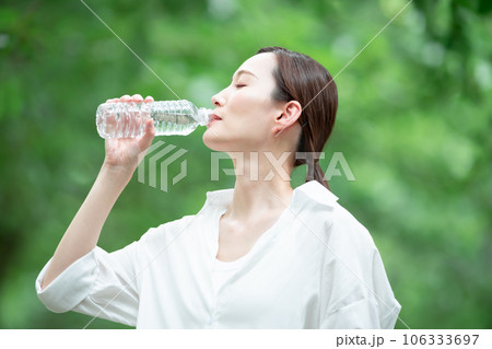 水を飲む女性 水を飲む女性 106333697