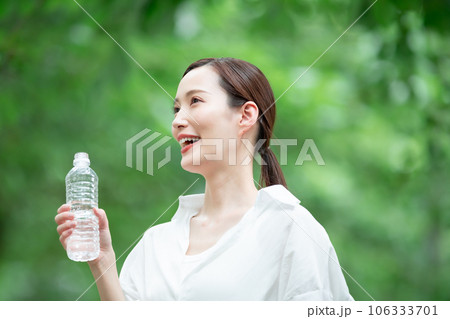 水を飲む女性 水を飲む女性 106333701