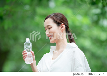 水を飲む女性 水を飲む女性 106333703