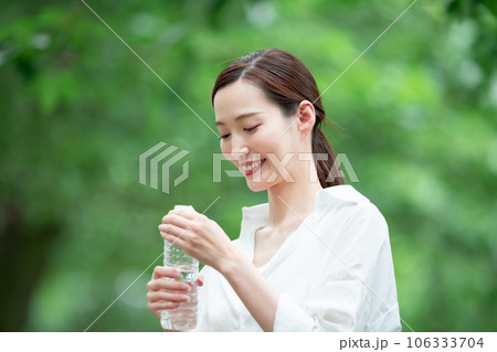 水を飲む女性 水を飲む女性 106333704