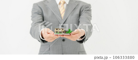 住宅模型を持つビジネスマン 住宅模型を持つビジネスマン 106333880