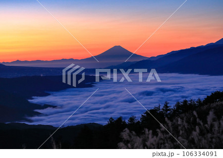 夜明けの高ポッチ高原からの諏訪湖雲海と富士山の眺望 106334091