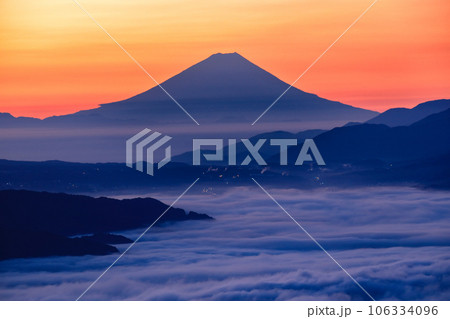 夜明けの高ポッチ高原からの諏訪湖雲海と富士山の眺望 106334096