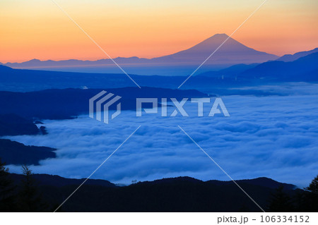 夜明けの高ポッチ高原からの諏訪湖雲海と富士山の眺望 106334152