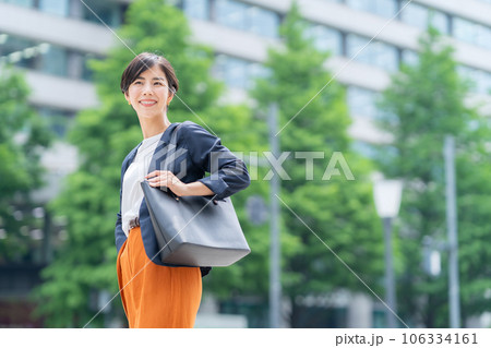 オフィス街に通勤するオフィスカジュアルの若いビジネスウーマン 106334161