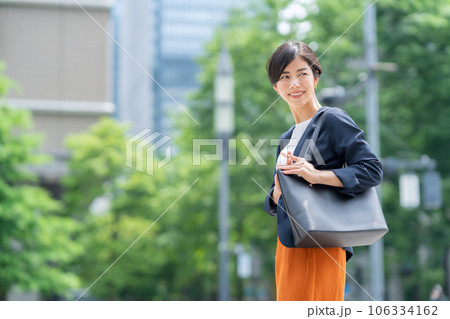 オフィス街に通勤するオフィスカジュアルの若いビジネスウーマン 106334162