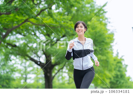 都会をジョギングする若い女性 106334181