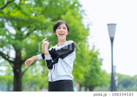 都会でジョギング前にストレッチをする若い女性 都会でジョギング前にストレッチをする若い女性 106334183
