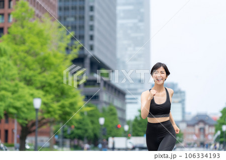 都会をジョギングする若い女性 都会をジョギングする若い女性 106334193