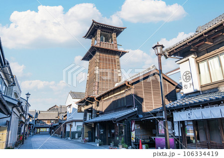 埼玉県川越市　蔵造りの町並みのシンボル　時の鐘 106334419