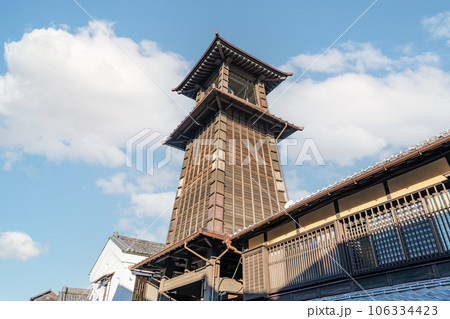 埼玉県川越市　蔵造りの町並みのシンボル　時の鐘 106334423