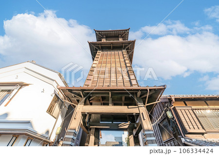 埼玉県川越市　蔵造りの町並みのシンボル　時の鐘 106334424