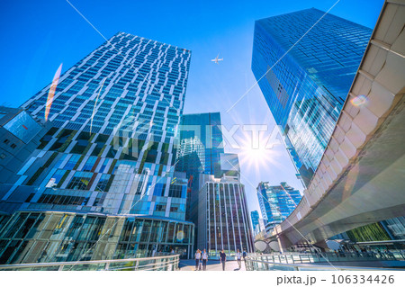 日本の東京都市景観 航空機が渋谷駅上空通過…渋谷ストリームなどビル群の谷間に光芒…希望の光へ 日本の東京都市景観 航空機が渋谷駅上空通過…渋谷ストリームなどビル群の谷間に光芒…希望の光へ 106334426
