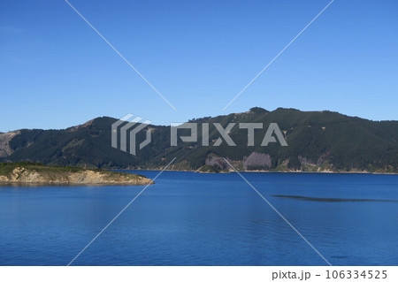 ニュージーランドのクック海峡、クイーン・シャーロット・サウンド 106334525