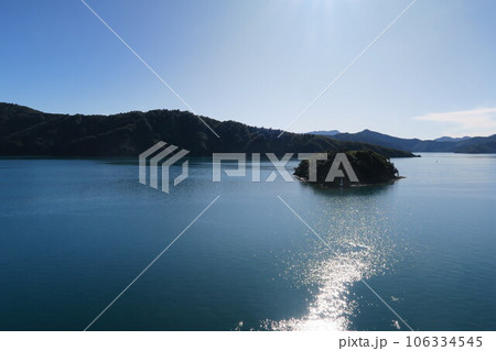 ニュージーランドのクック海峡、クイーン・シャーロット・サウンド 106334545