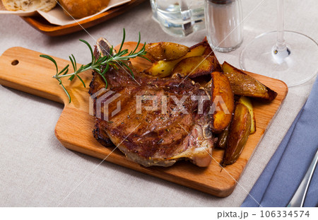 Entrecote with slices of baked potatoes 106334574