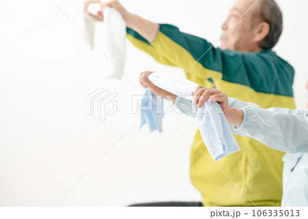 タオルを使ってストレッチをするシニア 106335013