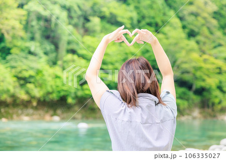 指先のハート、背後に広がる緑 指先のハート、背後に広がる緑 106335027