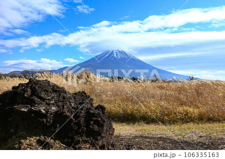 溶岩と富士山の写真素材 [106335163] - PIXTA