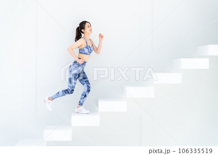 階段を上るフィットネスの若い女性 106335519