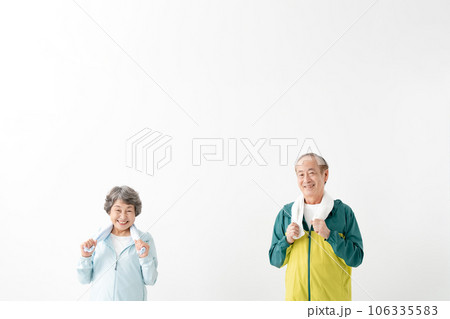 スポーツウェアのシニア夫婦　運動　元気 106335583