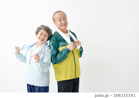 スポーツウェアのシニア夫婦　運動　元気 106335591