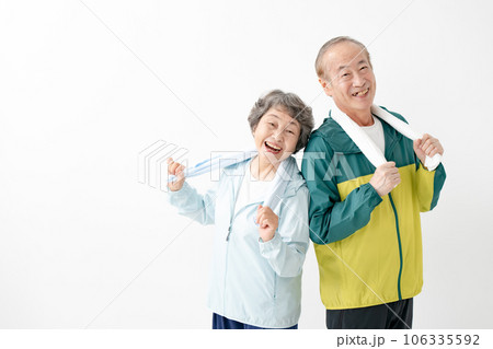 スポーツウェアのシニア夫婦　運動　元気 106335592