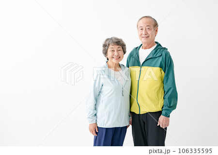 スポーツウェアのシニア夫婦　運動　元気 106335595