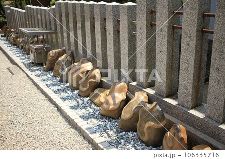 お財布で撫でると金運上昇 金蛇水神社の蛇紋石の写真素材 [106335716