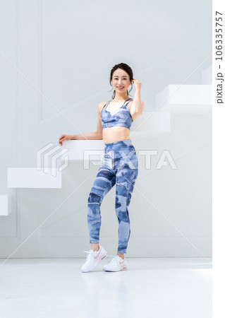 フィットネスウェアの若い女性 106335757