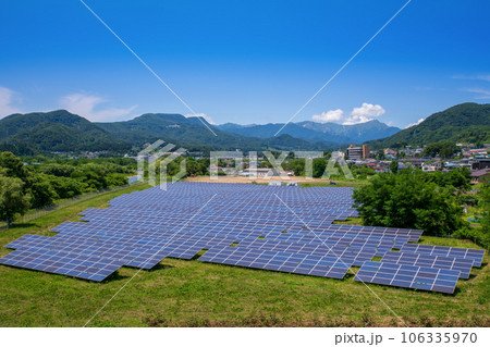 谷川連峰　ソーラーパネル　月夜野大橋からの風景　　 106335970